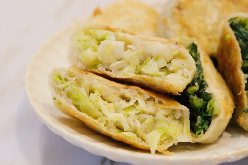 西屯路無名水煎包｜下午時分一開始營業就出現排隊人潮的無名水煎包 @飛天璇的口袋