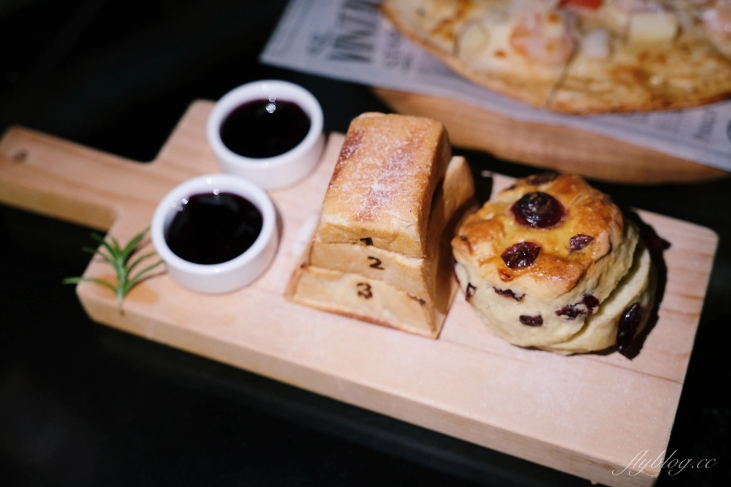 台中沙鹿｜Mitaka 3e Cafe．可愛的龍貓主題夜景餐廳，可以欣賞台中百萬夜景 @飛天璇的口袋