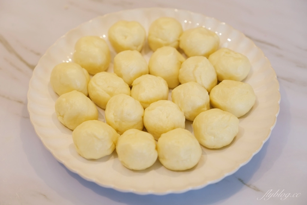 蛋黃酥食譜｜蛋黃酥的做法｜中秋節必吃的蛋黃酥，氣炸烤箱做第一次就成功 @飛天璇的口袋
