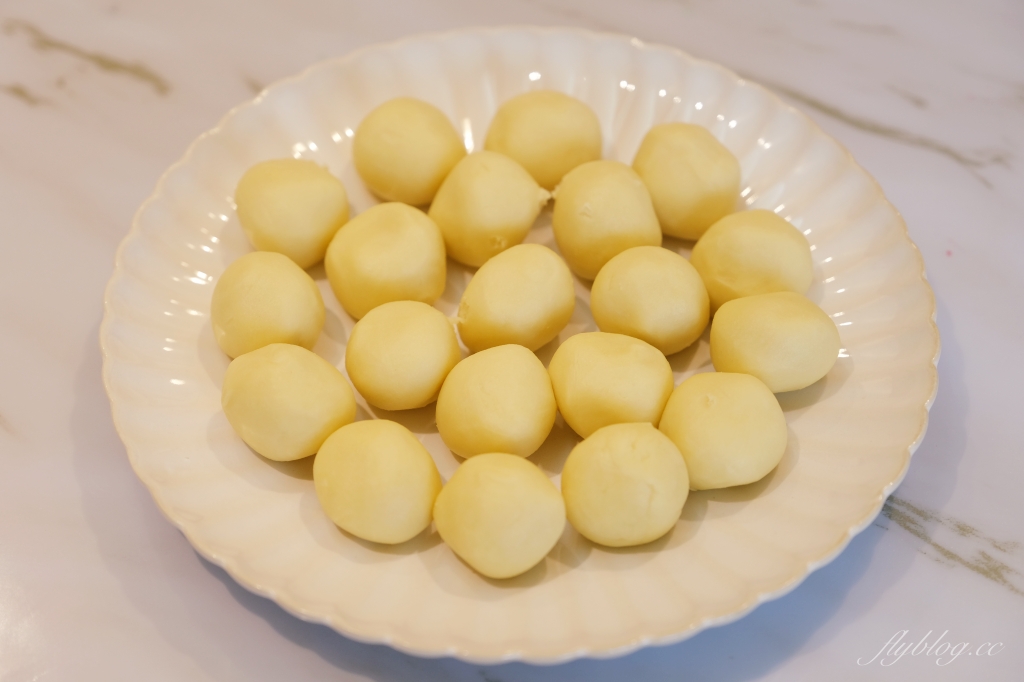 蛋黃酥食譜｜蛋黃酥的做法｜中秋節必吃的蛋黃酥，氣炸烤箱做第一次就成功 @飛天璇的口袋