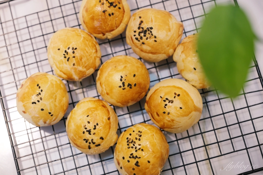 蛋黃酥食譜｜蛋黃酥的做法｜中秋節必吃的蛋黃酥，氣炸烤箱做第一次就成功 @飛天璇的口袋