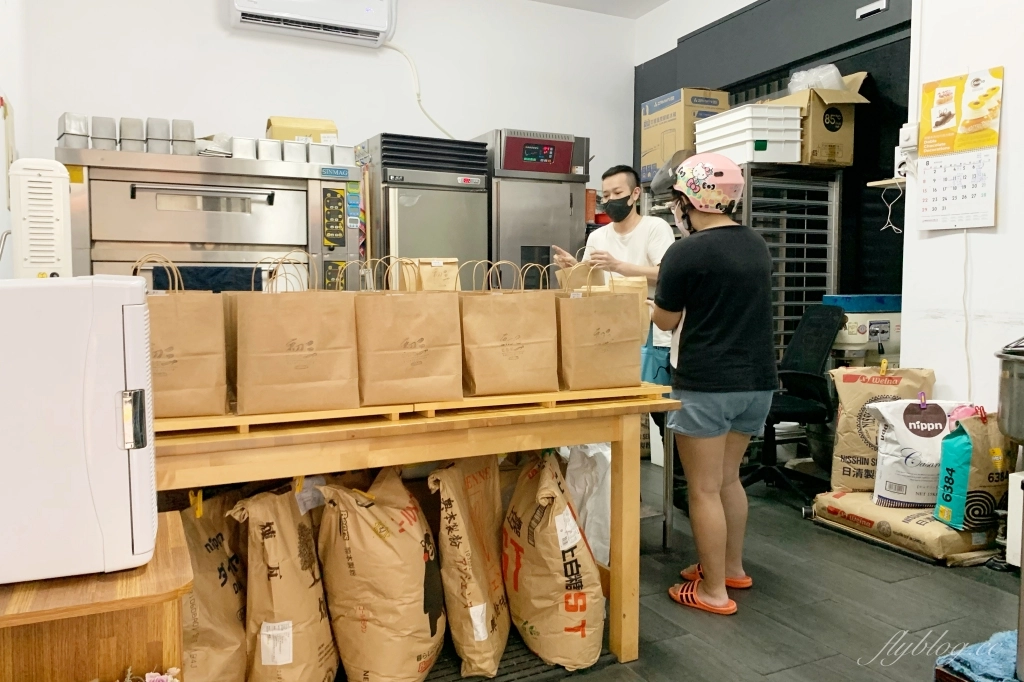 台中西屯｜初三吃麵包．令人耳目一新初三蛋黃酥，每月初三回饋弱勢團體 @飛天璇的口袋