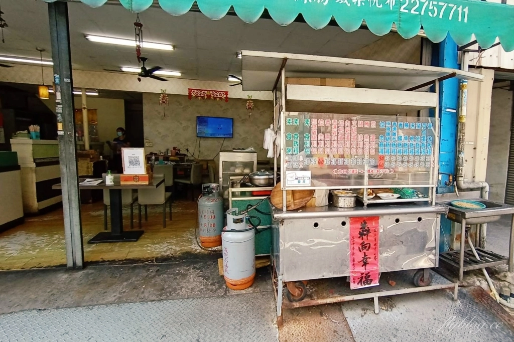 台中太平｜臻味登早餐．太平超狂控肉飯糰，用報紙包的超大飯糰，必點爌肉加雞腿 @飛天璇的口袋