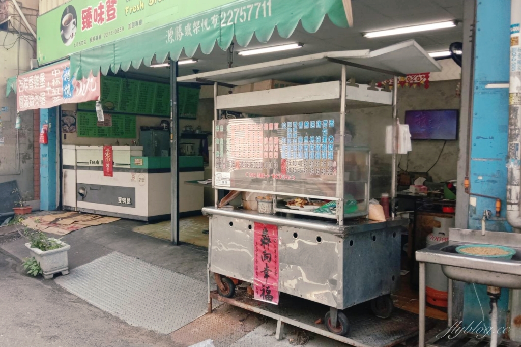 台中太平｜臻味登早餐．太平超狂控肉飯糰，用報紙包的超大飯糰，必點爌肉加雞腿 @飛天璇的口袋