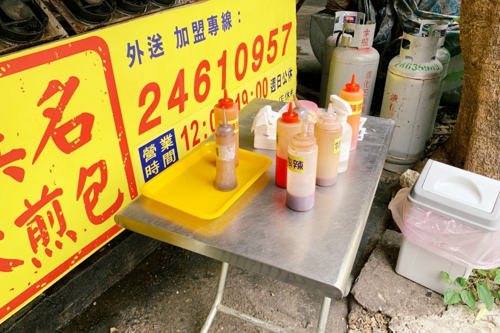 西屯路無名水煎包｜下午時分一開始營業就出現排隊人潮的無名水煎包 @飛天璇的口袋