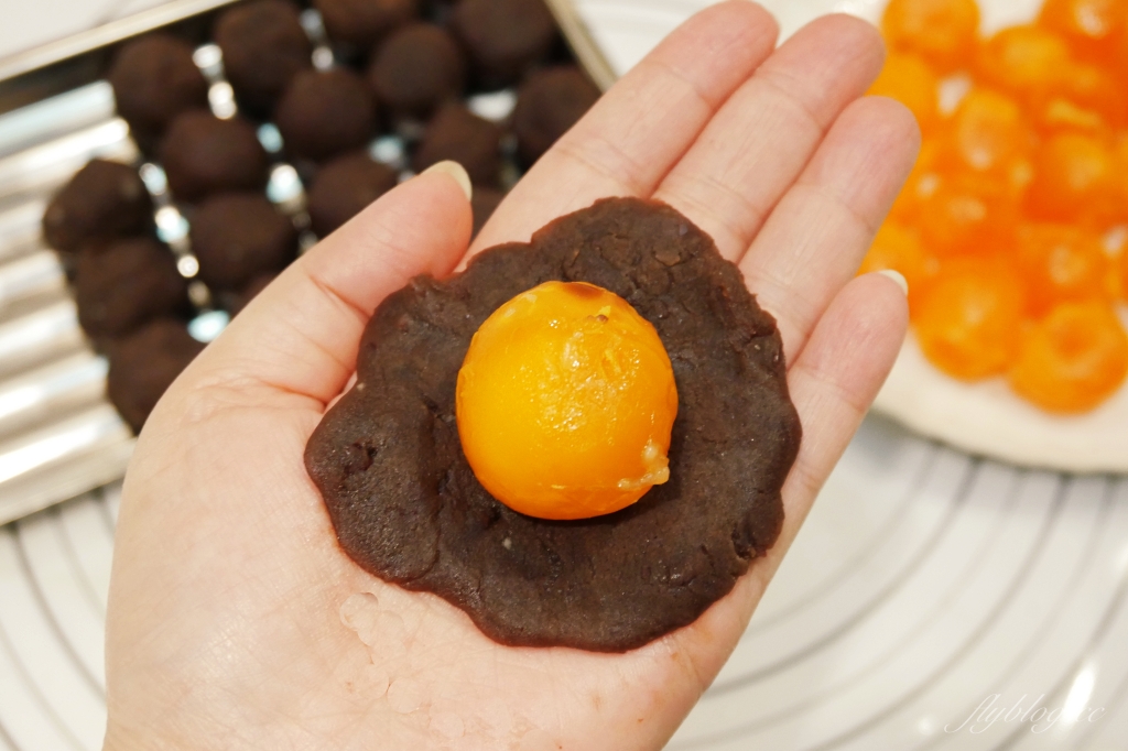 蛋黃酥食譜｜蛋黃酥的做法｜中秋節必吃的蛋黃酥，氣炸烤箱做第一次就成功 @飛天璇的口袋