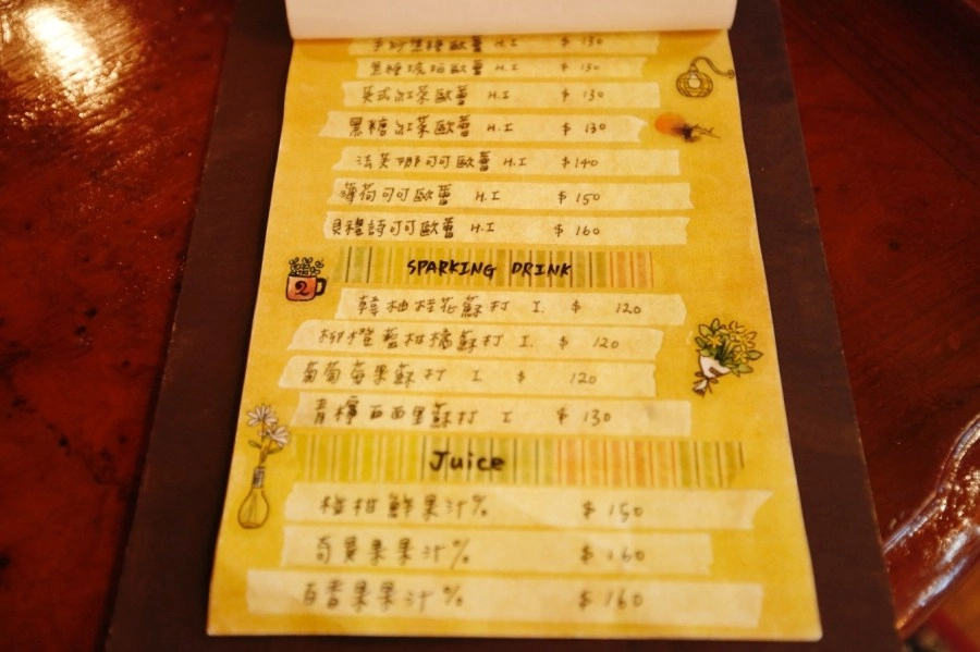 桃園平鎮｜HAKKAFE’哈嘎廢．前庭大片綠草地露營帳篷，現代化客家風咖啡館 @飛天璇的口袋