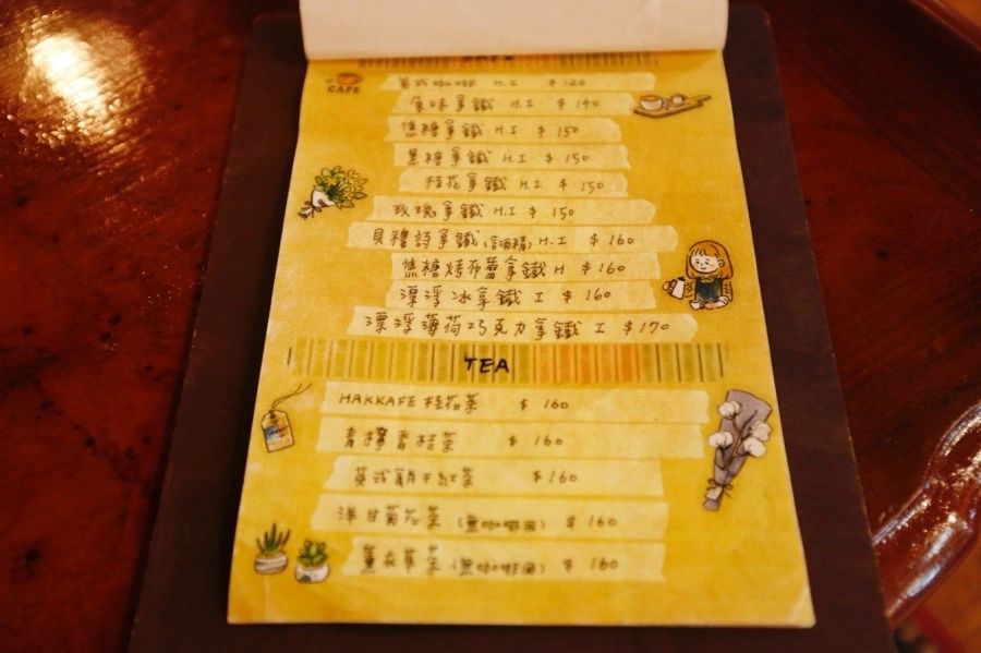 桃園平鎮|HAKKAFE’哈嘎廢.前庭大片綠草地露營帳篷,現代化客家風咖啡館 @飛天璇的口袋 桃園平鎮|HAKKAFE’哈嘎廢.前庭大片綠草地露營帳篷,現代化客家風咖啡館 @飛天璇的口袋