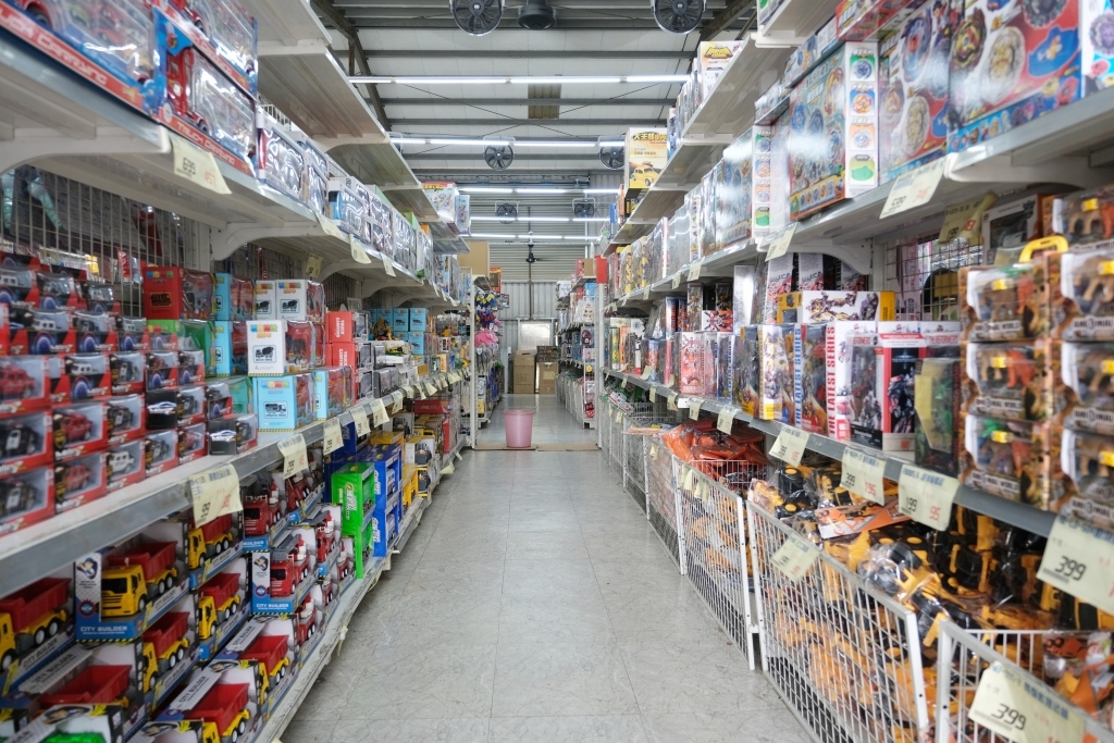 【台中西屯】春日部玩具批發超市，佔地寬廣的玩具批發店，玩具、書籍、文具、生活雜物，會員最低價5折起 @飛天璇的口袋