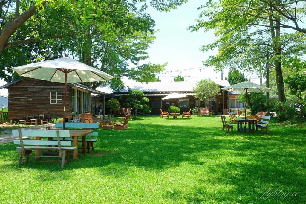 桃園平鎮｜HAKKAFE’哈嘎廢．前庭大片綠草地露營帳篷，現代化客家風咖啡館 @飛天璇的口袋