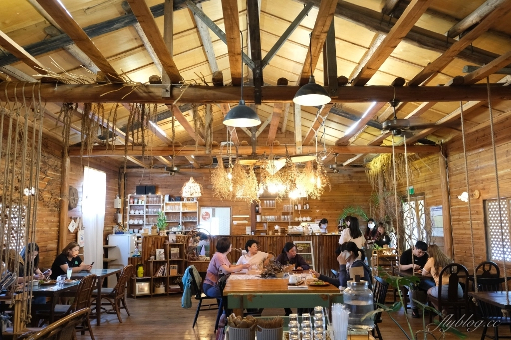 桃園平鎮｜HAKKAFE’哈嘎廢．前庭大片綠草地露營帳篷，現代化客家風咖啡館 @飛天璇的口袋