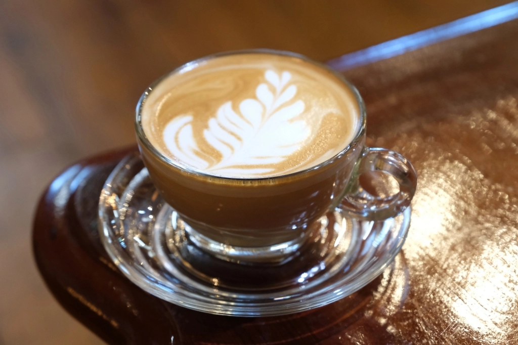 桃園平鎮｜HAKKAFE’哈嘎廢．前庭大片綠草地露營帳篷，現代化客家風咖啡館 @飛天璇的口袋