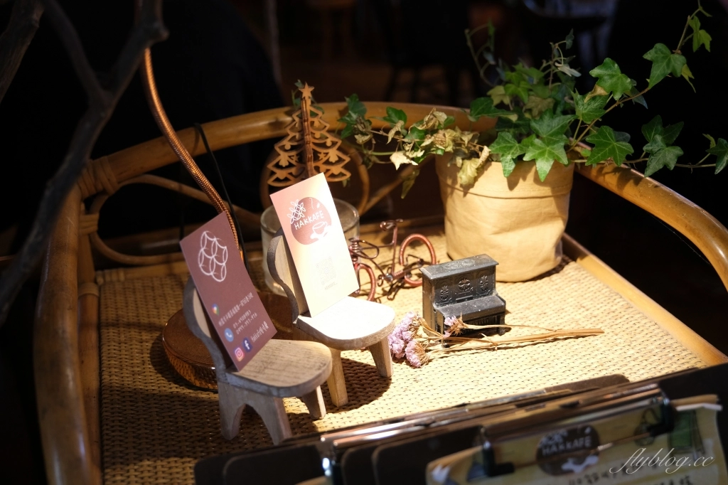 桃園平鎮|HAKKAFE’哈嘎廢.前庭大片綠草地露營帳篷,現代化客家風咖啡館 @飛天璇的口袋 桃園平鎮|HAKKAFE’哈嘎廢.前庭大片綠草地露營帳篷,現代化客家風咖啡館 @飛天璇的口袋