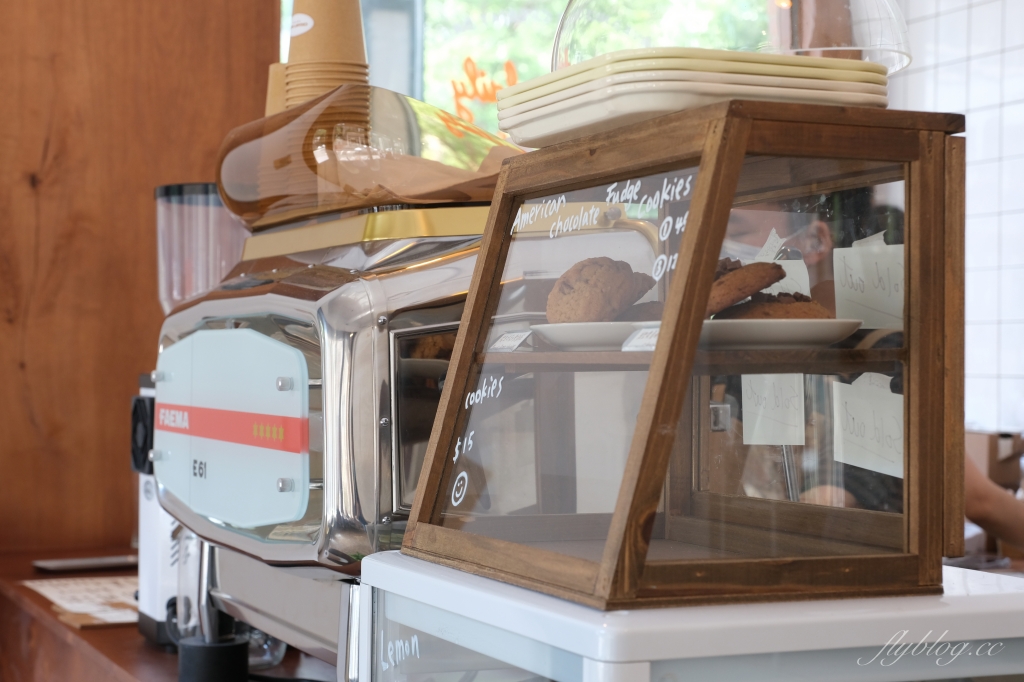 Creamy Daily Coffee｜豐樂公園旁的韓風咖啡館，每日手作甜點和單品咖啡 @飛天璇的口袋