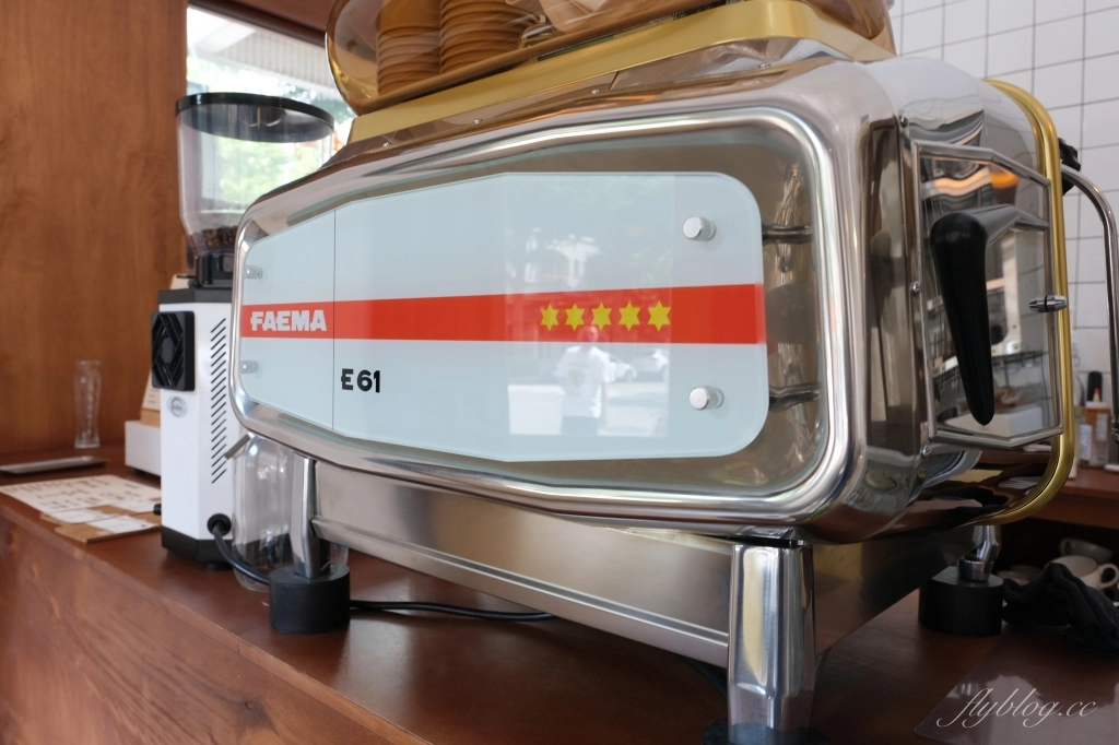 Creamy Daily Coffee｜豐樂公園旁的韓風咖啡館，每日手作甜點和單品咖啡 @飛天璇的口袋