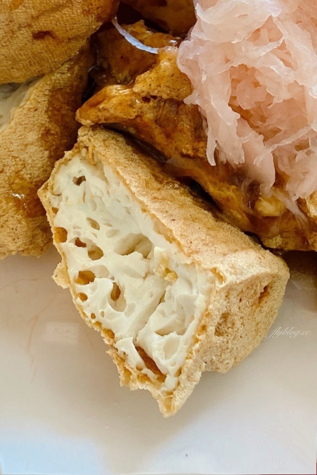 台東關山｜關山臭豆腐，隱身於關山市場內，外酥脆內柔嫩的臭豆腐 @飛天璇的口袋