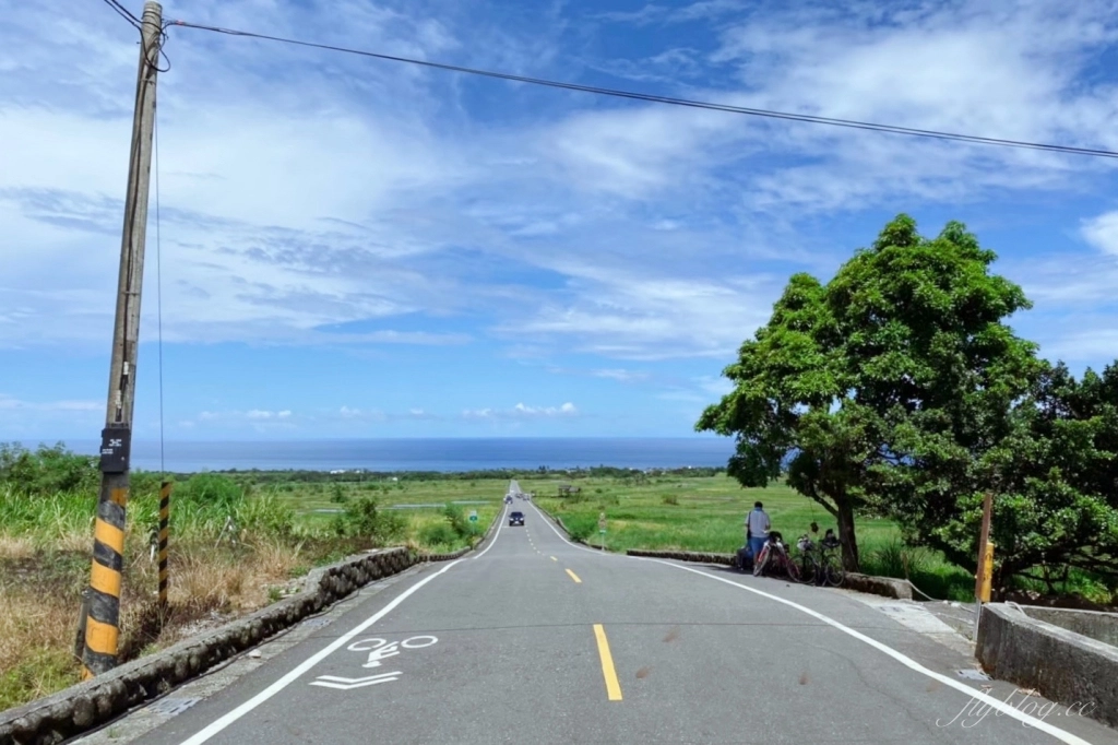 台東長濱｜金剛大道．筆直大道的盡頭是海天一色，媲美伯朗大道的金剛大道 @飛天璇的口袋
