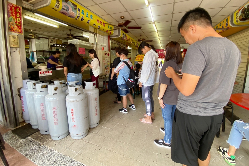 台東關山｜關山臭豆腐，隱身於關山市場內，外酥脆內柔嫩的臭豆腐 @飛天璇的口袋