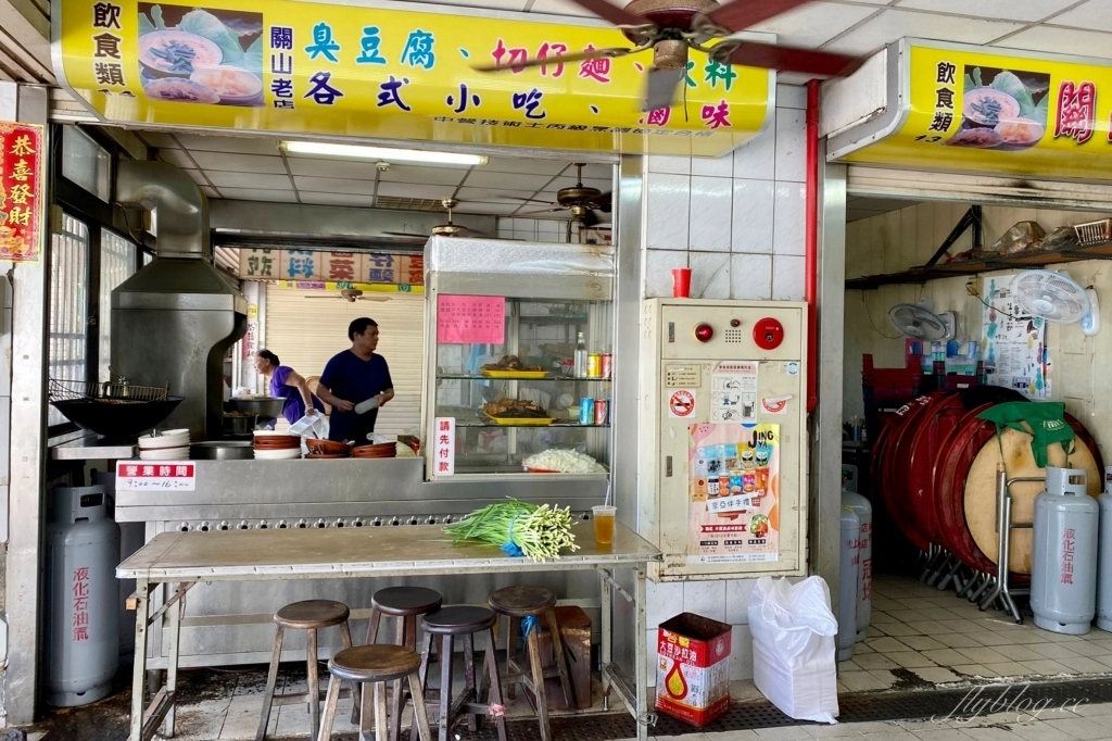台東關山｜關山臭豆腐，隱身於關山市場內，外酥脆內柔嫩的臭豆腐 @飛天璇的口袋