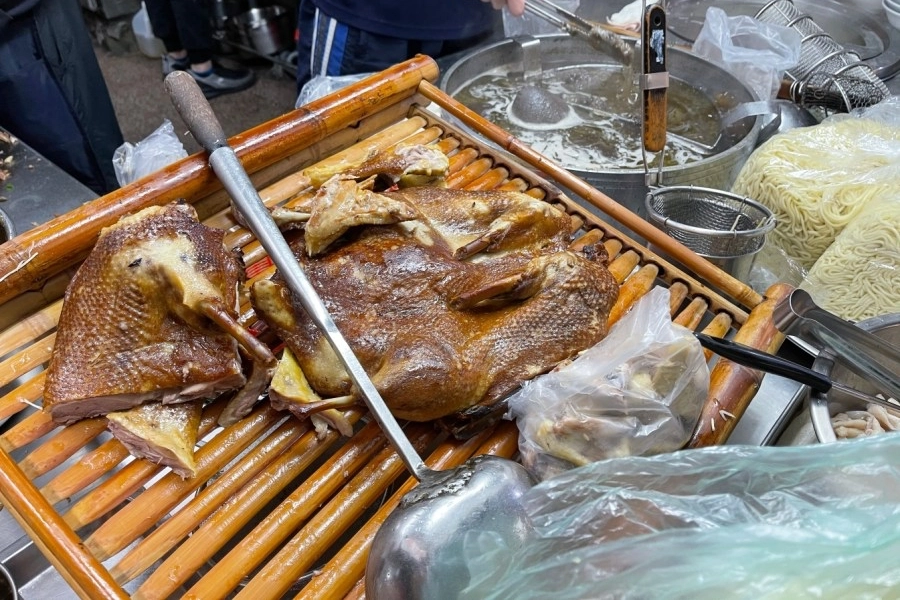台中西屯｜逢甲紅燒當歸鴨．逢甲超人氣排隊美食，一開門營業就馬上客滿 @飛天璇的口袋