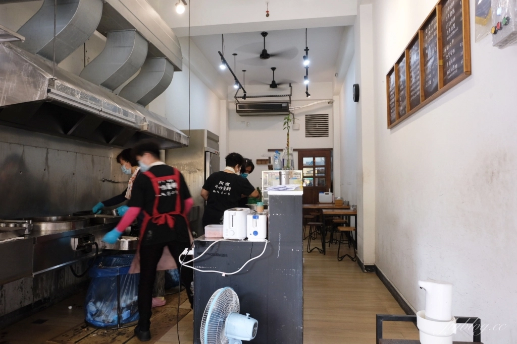 嘉義東區｜阿娥手作蛋餅．粉漿古早味手作餅，蔥油餅和煎粿的交織口感 @飛天璇的口袋