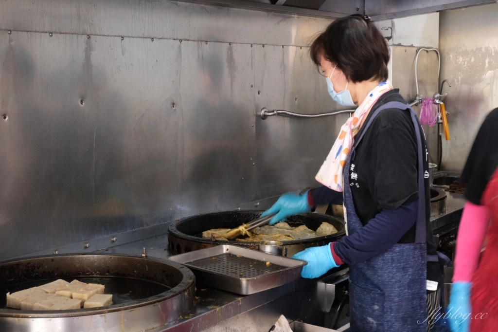 嘉義東區｜阿娥手作蛋餅．粉漿古早味手作餅，蔥油餅和煎粿的交織口感 @飛天璇的口袋