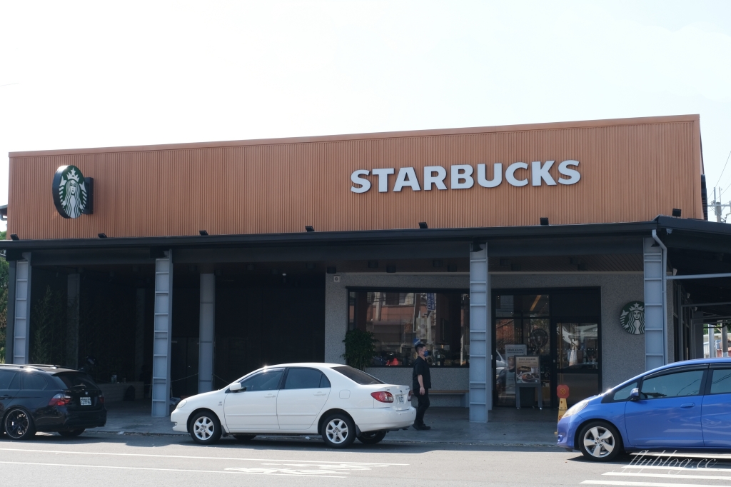 清水星巴克門市｜清水第一間星巴克，天花板融入浪漫高美溼地夕陽風情特色 @飛天璇的口袋