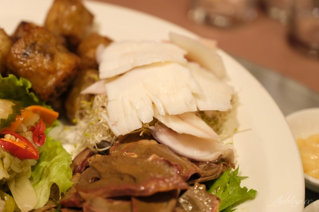 台南中西｜阿霞飯店．府城80年超人氣台菜餐廳 ，紅蟳米糕和飯後甜點都美味 @飛天璇的口袋