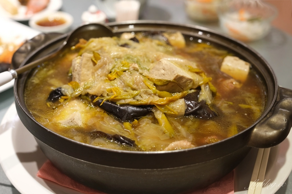 台南中西｜阿霞飯店．府城80年超人氣台菜餐廳 ，紅蟳米糕和飯後甜點都美味 @飛天璇的口袋