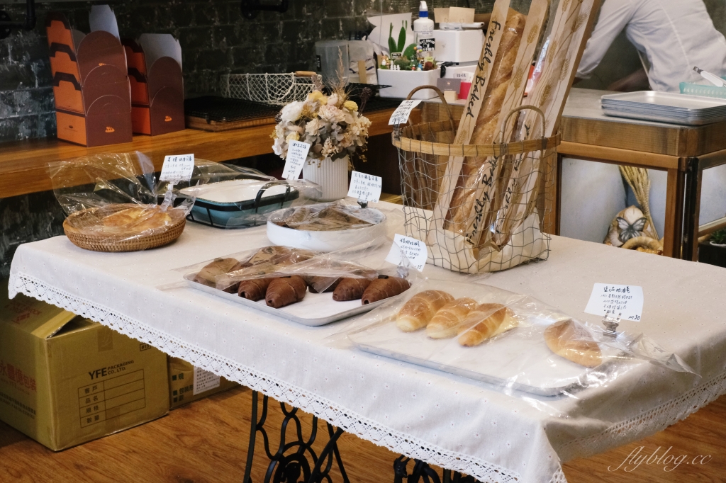 台中西區｜食月半麵包．隱身勤美商圈巷弄裡，網友推薦可頌和吐司很好吃 @飛天璇的口袋