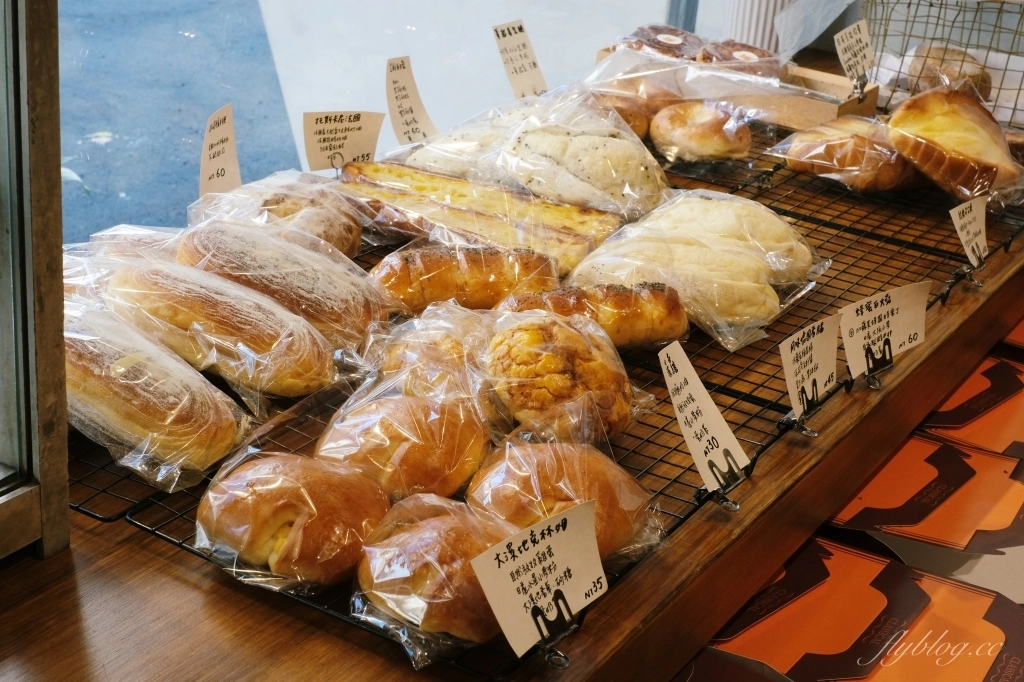 台中西區｜食月半麵包．隱身勤美商圈巷弄裡，網友推薦可頌和吐司很好吃 @飛天璇的口袋