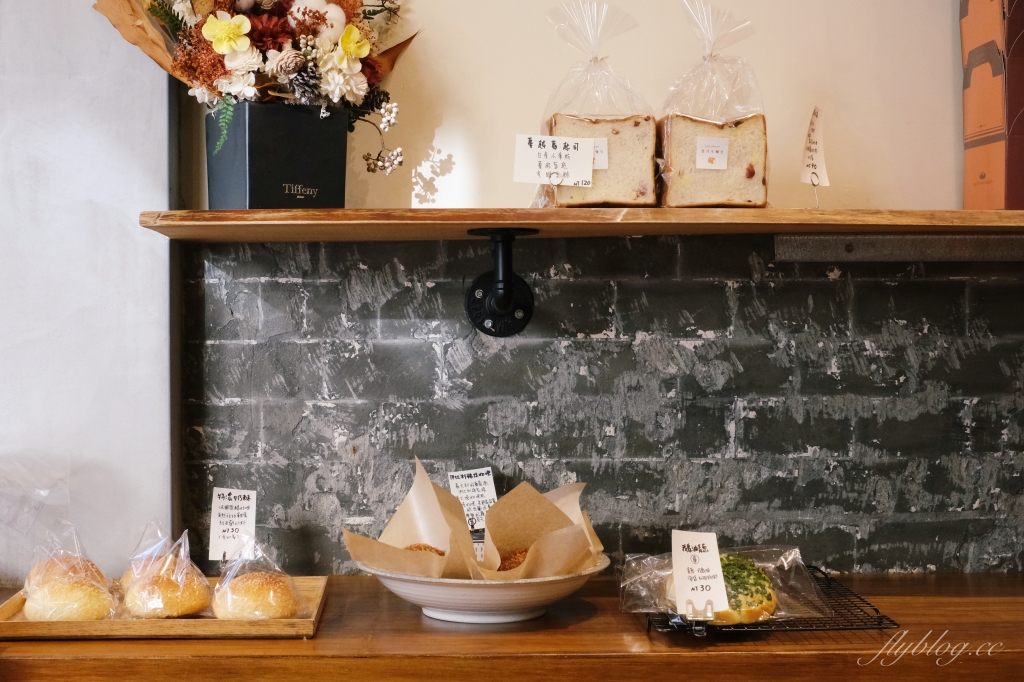 台中西區｜食月半麵包．隱身勤美商圈巷弄裡，網友推薦可頌和吐司很好吃 @飛天璇的口袋