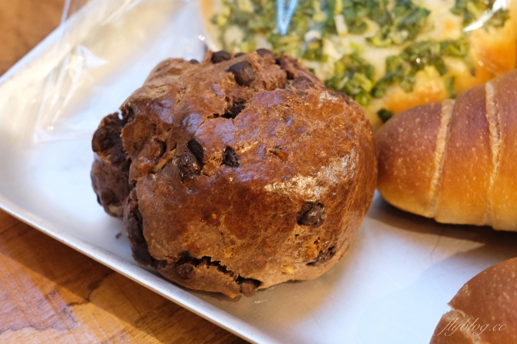 台中西區｜食月半麵包．隱身勤美商圈巷弄裡，網友推薦可頌和吐司很好吃 @飛天璇的口袋