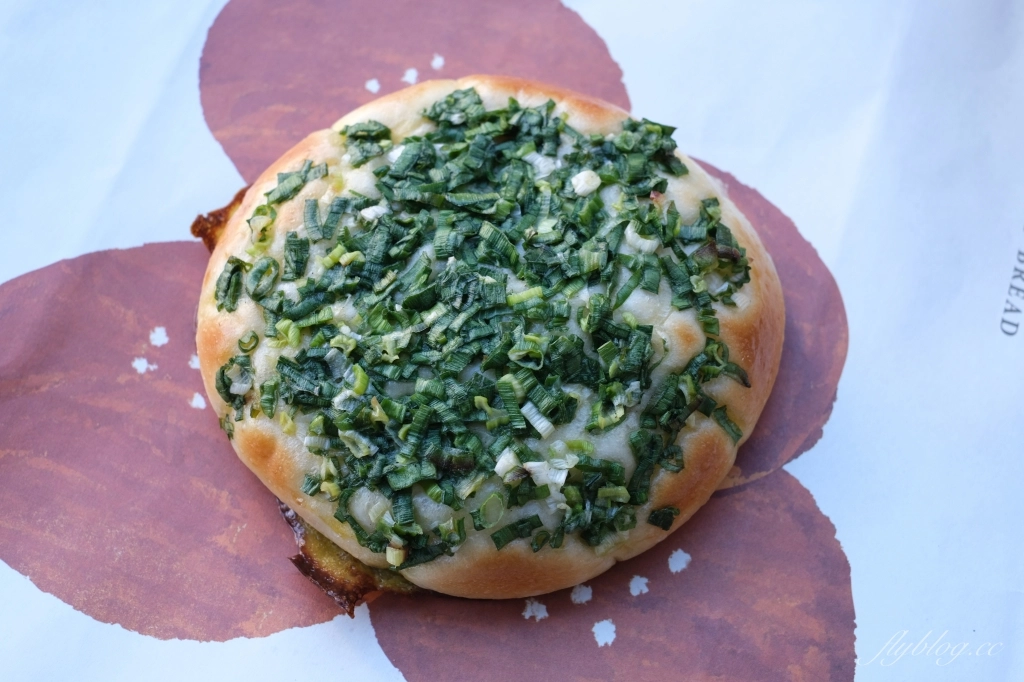 台中西區｜食月半麵包．隱身勤美商圈巷弄裡，網友推薦可頌和吐司很好吃 @飛天璇的口袋