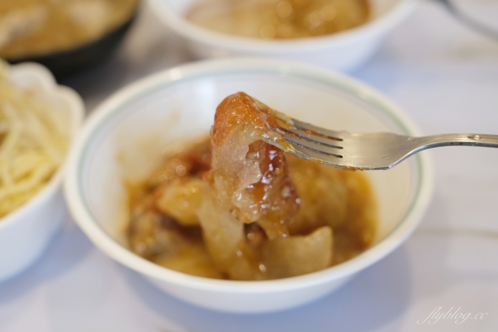 正東山肉圓｜北屯東光市場超人氣肉圓，Q皮脆皮這裡都吃得到 @飛天璇的口袋