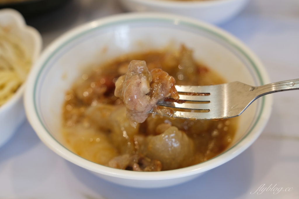 正東山肉圓｜北屯東光市場超人氣肉圓，Q皮脆皮這裡都吃得到 @飛天璇的口袋