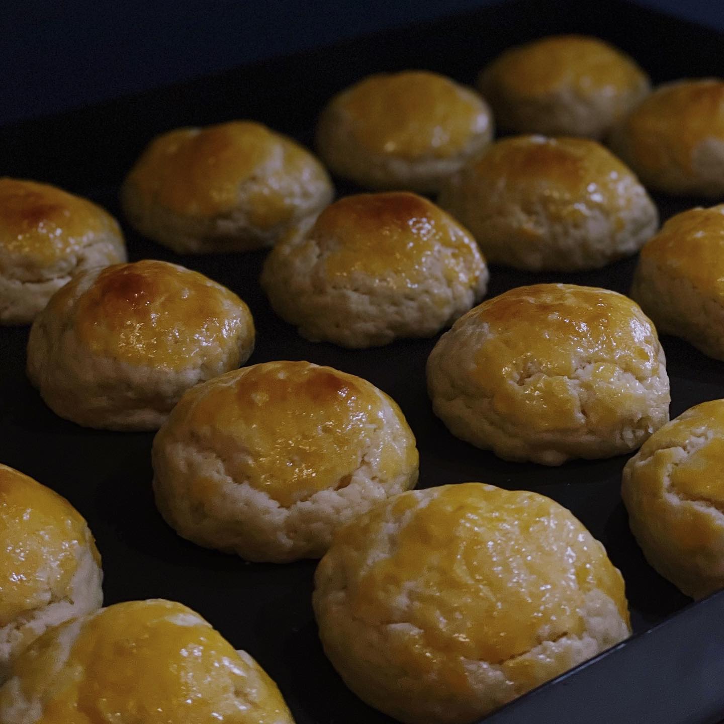 台中北屯｜YEN 円咖啡館．結合咖啡與藝廊的清水模咖啡館，北屯文心路四維國小對面 @飛天璇的口袋