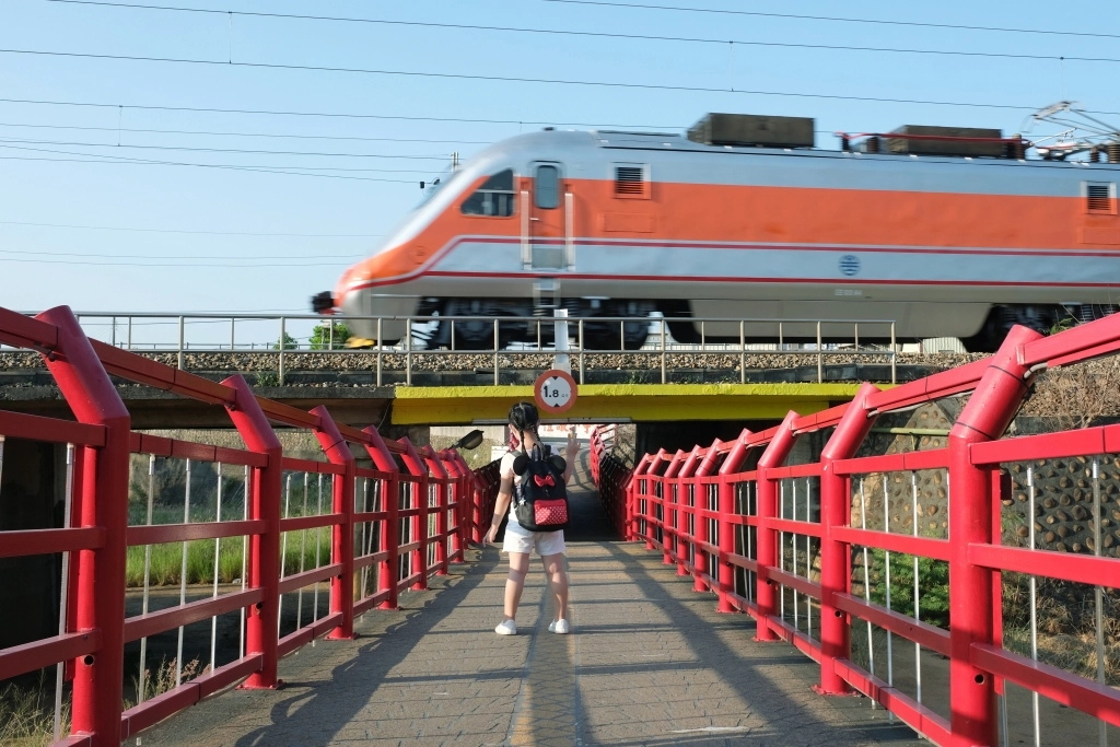 台中清水｜清水橋中橋．五福圳自行車道，特殊火車經過橋中橋，補捉日系小清新場景 @飛天璇的口袋