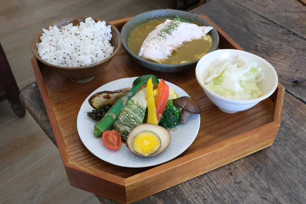 新竹北區｜無恙｜充滿美術館氛圍的老宅咖啡館，喝咖啡還可以欣賞奈良美智等藝術作品 @飛天璇的口袋