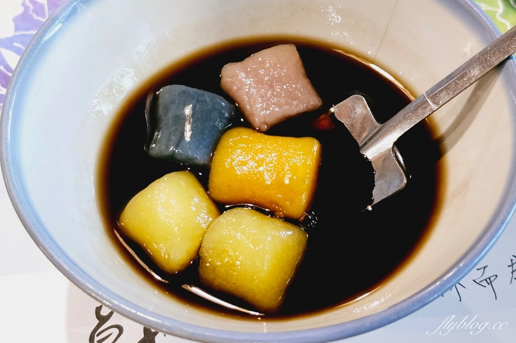 苗栗三義｜卓也小屋渡假園區．鳶尾花季起跑！森林裡的小村落，賞花、美食、藍染 @飛天璇的口袋