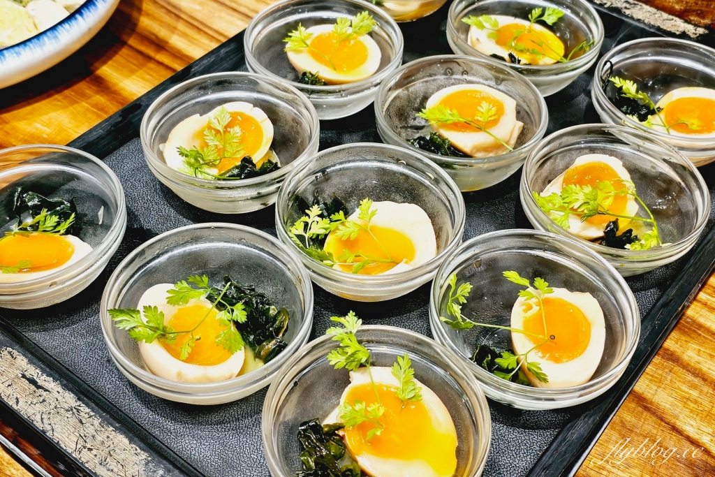 苗栗三義｜卓也小屋渡假園區．鳶尾花季起跑！森林裡的小村落，賞花、美食、藍染 @飛天璇的口袋