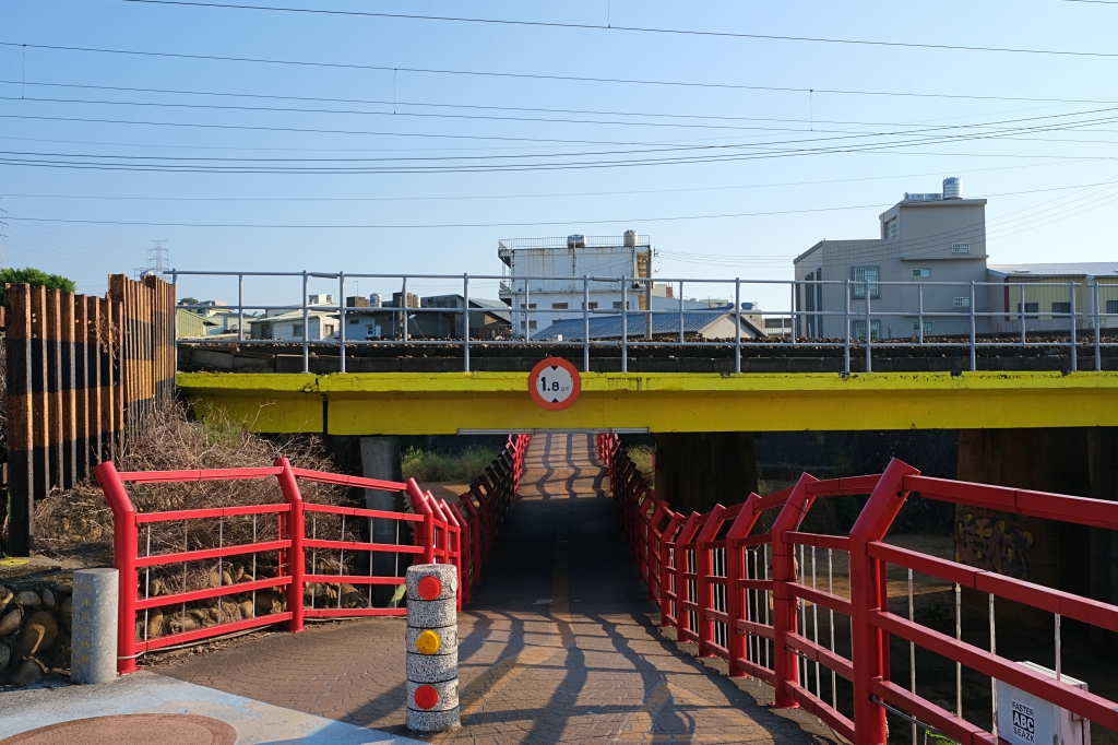台中清水|清水橋中橋.五福圳自行車道,特殊火車經過橋中橋,補捉日系小清新場景 @飛天璇的口袋 台中清水|清水橋中橋.五福圳自行車道,特殊火車經過橋中橋,補捉日系小清新場景 @飛天璇的口袋