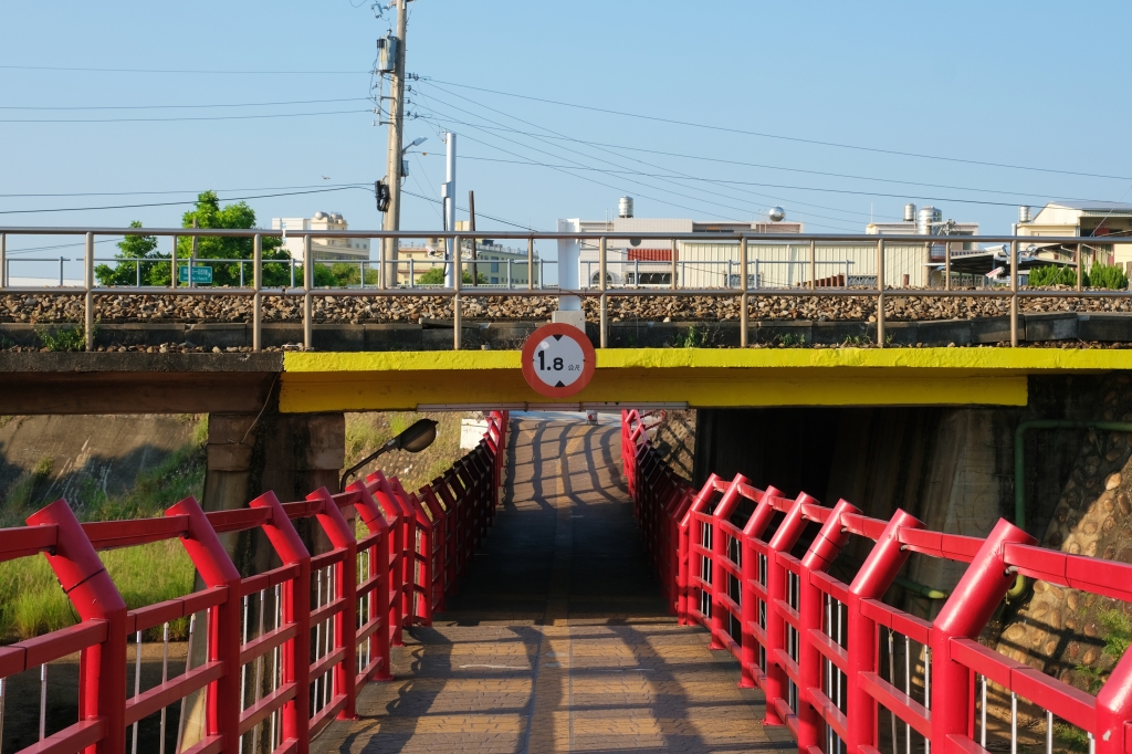 台中清水|清水橋中橋.五福圳自行車道,特殊火車經過橋中橋,補捉日系小清新場景 @飛天璇的口袋 台中清水|清水橋中橋.五福圳自行車道,特殊火車經過橋中橋,補捉日系小清新場景 @飛天璇的口袋