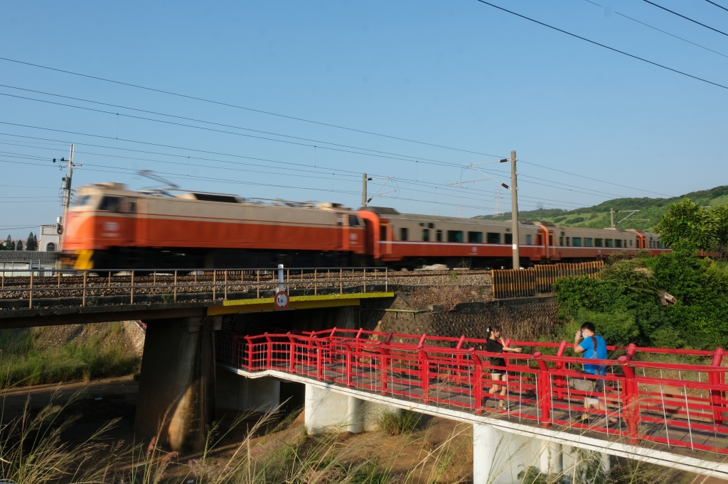 台中清水|清水橋中橋.五福圳自行車道,特殊火車經過橋中橋,補捉日系小清新場景 @飛天璇的口袋 台中清水|清水橋中橋.五福圳自行車道,特殊火車經過橋中橋,補捉日系小清新場景 @飛天璇的口袋