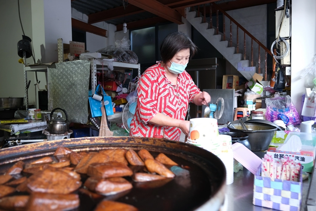 台中和平｜白冷客家滷豆干．谷關白冷三寶之一，在谷關路上順吃豆乾 @飛天璇的口袋