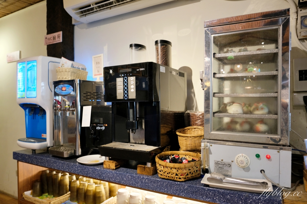 苗栗三義｜卓也小屋渡假園區．鳶尾花季起跑！森林裡的小村落，賞花、美食、藍染 @飛天璇的口袋