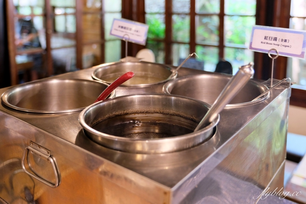 苗栗三義｜卓也小屋渡假園區．鳶尾花季起跑！森林裡的小村落，賞花、美食、藍染 @飛天璇的口袋