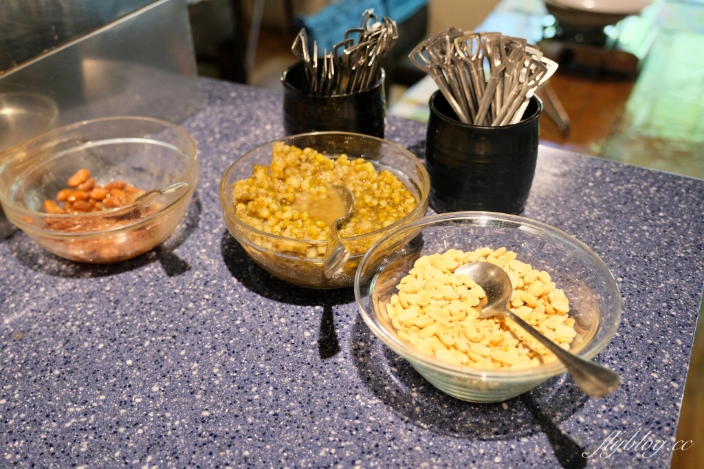 苗栗三義｜卓也小屋渡假園區．鳶尾花季起跑！森林裡的小村落，賞花、美食、藍染 @飛天璇的口袋