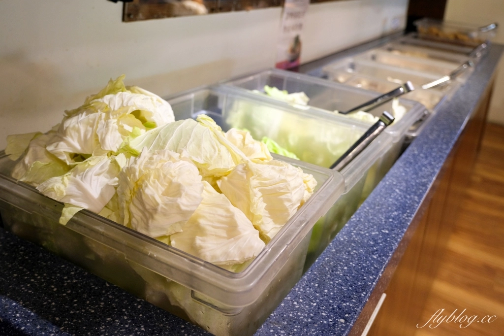 苗栗三義｜卓也小屋渡假園區．鳶尾花季起跑！森林裡的小村落，賞花、美食、藍染 @飛天璇的口袋