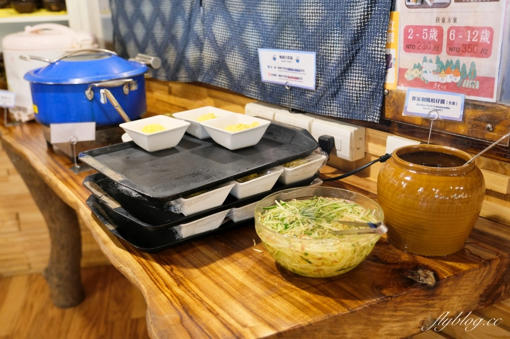 苗栗三義｜卓也小屋渡假園區．鳶尾花季起跑！森林裡的小村落，賞花、美食、藍染 @飛天璇的口袋